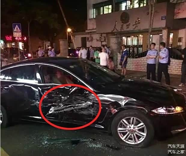 厦门路虎撞捷豹事件 为啥路虎毫发无损高清图片